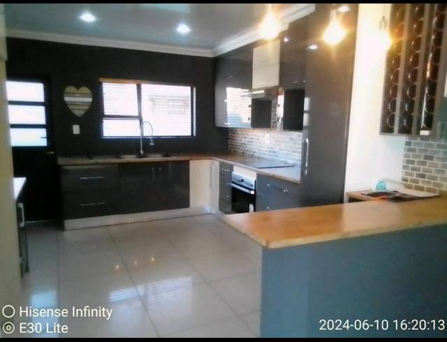 4 BEDROOM HOUSE FOR SALE IN THE ORCHARDS